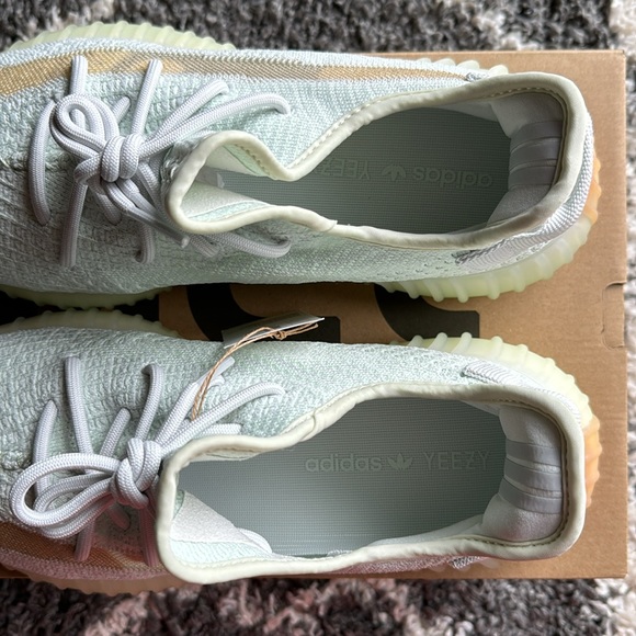 [NEW] Yeezy 350 V2 ‘Hyperspace' - Picture 3 of 7
